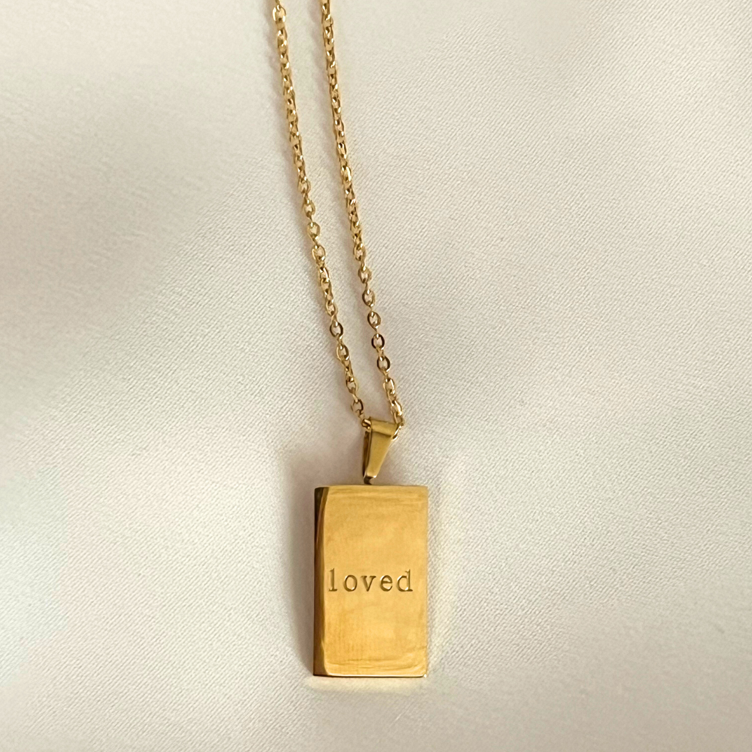 Collar frase <Loved>